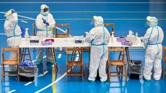 Personal sanitario se prepara para realizar pruebas PCR a los vecinos del pueblo de Sant Joan de les Abadesses (Gerona)