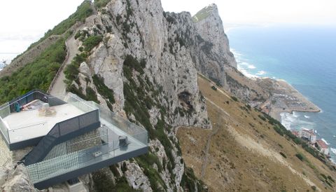 Vista aérea del mirador colocado por Ales Ingeniería en Gibraltar, con el suelo acristalado.Vista aérea del mirador colocado por Ales Iluminación en Gibraltar, con el suelo acristalado