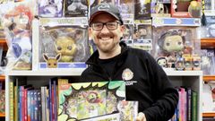 Jos� Luis, Luigi, due�o de Metr�polis C�mics Coru�a junto a un pack especial de cartas
