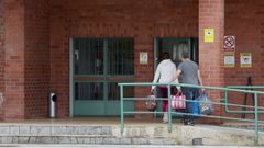 Dos de los acusados, hermana y cuado de la vctima, entrando en la prisin de Bonxe