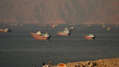 Barcos a la espera de poder salir del estrecho de Ormuz
