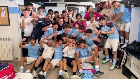 Los jugadores del Celta Juvenil B, celebrando el triunfo ante el Deportivo (4-0).