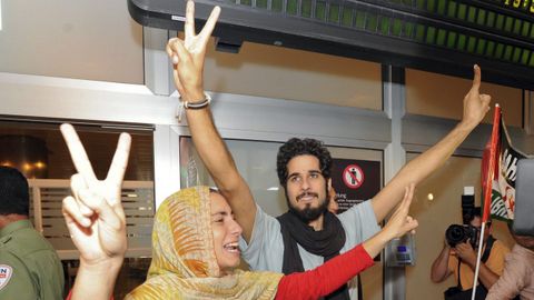 La activista catalana Isabel Terraza y el mexicano Antonio Vel�zquez, de la asociaci�n Resistencia Saharaui, a su llegada al aeropuerto de Gran Canaria procedentes de El Aai�n, tras ser expulsados del S�hara por Marruecos en el 2010