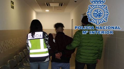 Unos agentes acompa�an al joven de 19 a�os detenido por presunto autor del homicidio del concejal de Granada Castillo Higueras