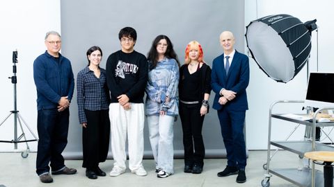 Los participantes de la edici&oacute;n 2026 de Future Stories en el campus de Battersea (Londres) del Royal College of Art junto a James Coupe, director del M&aacute;ster de Fotograf&iacute;a (izquierda) y Christoph Lindner, Presidente y<br />Vicerreitor do RCA (dereita)