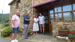 El propietario de la Casa do Morcego (derecha) junto a la diputada provincial Rosa�Ana Garc�a, el alcalde de Valdovi�o y el concejal Germ�n G�mez