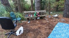 Restos del botell�n en el paseo fluvial del Mero, en Culleredo (A Coru�a)