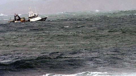 Barco navegando en medio dun temporal