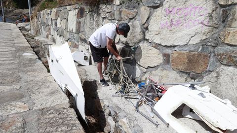Flix Royo con los restos de su embarcacin naufragada