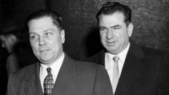 En primer trmino, Jimmy Joffa acudiendo al juzgado en noviembre de 1957, en compaa de su colaborador Sandro Caruano, para responder de las acusaciones de escuchas telefnicas a sus subordinados.