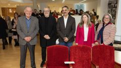 De esquerda a dereita Santiago Fern�ndez, Paulo Rodr�guez, director do teatro Rosal�a de Castro; Daniel P�rez, alcalde de Carballo; �ngeles Pacoret, concelleira de Bibliotecas e Arquivos, e Raquel L�pez, irm� de Xan, na inauguraci�n do espazo co legado que deixou o escen�grafo