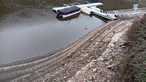 Las bajadas pronunciadas en el nivel del agua de Os Peares tienen consecuencias en las rutas tursticas en barco que se hacen en este tramo del Mio