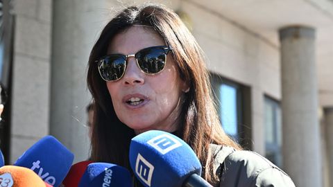 La actriz Maribel Verd� se dirige a medios de comunicaci�n a su llegada al tanatorio.