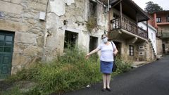 Mar�a tella muestra una de las casas abandonadas que est� provocando da�os a las propiedades colidantes