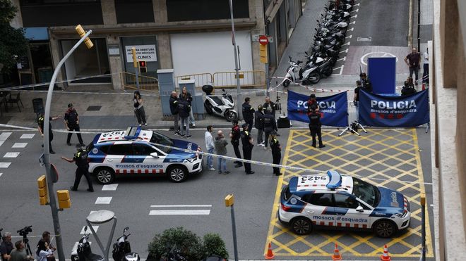 Agentes de los Mossos d'Esquadra junto en la calle Balmes, en el distrito de Sarri�-Sant Gervasi de Barcelona, donde el pasado 10 de junio un hombre ha sido asesinado a tiros.