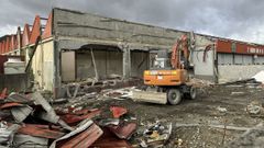 Despu�s de semanas vaciando el interior del viejo matadero, una m�quina comenz� su derribo este jueves.