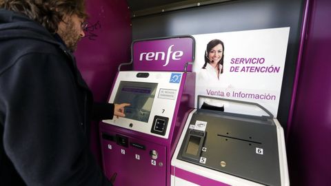 Servicio de venta de billetes de Renfe en la estaci�n de tren de Pontecesures.