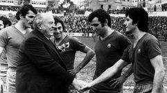 Santiago Bernab�u, durante los saludos en presencia de Arturo Otero, el capit�n del Racing de Ferrol