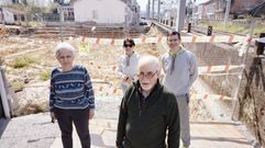 Ascensi�n Fern�ndez, Mar�a N��ez, Jos� Mar�a S�nchez y otro vecino, frente a las vallas que cortan la calle Padre Feijoo