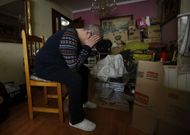 G. L. en el sal�n de su casa, que ha desmontado en previsi�n de que puedan desahuciarlo. 