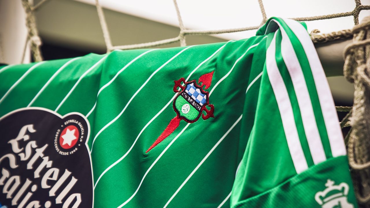 Una camiseta de película para un Racing Club Ferrol con ganas de revivir aquellos maravillosos 2000