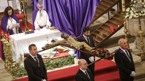 Viacrucis en el interior de la iglesia de Rianxo