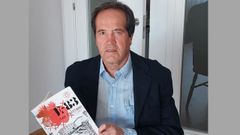 Agust�n Molleda, junto con uno de sus libros donde relata los abusos por parte de la Iglesia