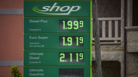 El cartel de una de las gasolineras de Sanxenxo, este martes, con el precio del di�sel rozando los dos euros por litro.