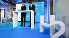 El presidente de la Xunta, Alfonso Rueda, firmando el Pacto pola Enerxa con el director ejecutivo de Enags, Arturo Gonzalo, en abril del 2023.