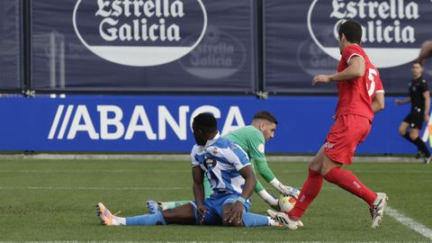 Nsongo se lamenta en el duelo ante el portero Dennis