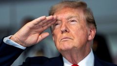 Trump, el domingo durante el himno nacional al inicio de la carrera Freedom 250 Grand Prix en las calles de Washington.