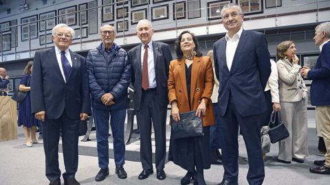 Francisco Martelo, junto a Marcelino Gonzlez, exjefe del servicio de Urologa del Chuac; Francisco Gonzlez, catedrtico de Oftalmologa; Virgina Pubul y Rafael Lpez.