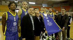 El acto sirvi� para presentar de modo oficial la camiseta con el patrocinio termal que ya visten los cobistas en el torneo regular. 