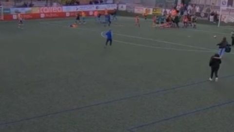 Imagen del momento de la agresi�n a una futbolista menor de edad, supuestamente por tres jugadoras del equipo rival al finalizar el partido en el estadio Pepe Quimara Llanera
