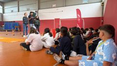 El proyecto Phoenix Kids by Javier G�mez Noya lleg� al CEIP O Grupo de Ribeira de la mano del atleta V�ctor Riob� (en el medio), y cont� con la supervisi�n de los concejales �lex Vidal y Nucha Bri�n

