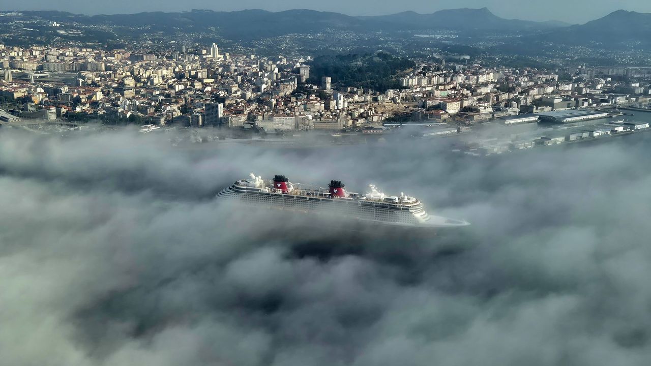 La impresionante imagen de un crucero engullido por la niebla en Vigo