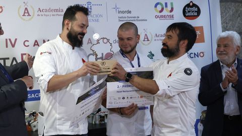 Judicael Romero y Alberto Fernández, del hotel restaurante Pallabarro de Allariz, recogiendo el segundo premio a la mejor tapa de la cuarta edición del Campeonato de Tapas y Pinchos de Galicia.