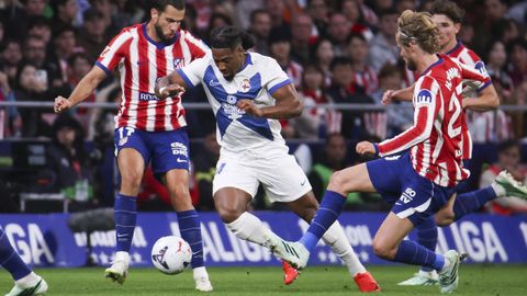 Adama Traor� se marcha en conducci�n entre tres rivales del Atl�tico de Madrid