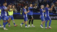 Parte de la plantilla deportivista aplaude a los aficionados al t�rmino del encuentro.