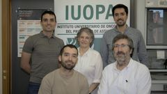 Grupo de la Universidad de Oviedo: de izquierda a derecha, en la segunda fila, los investigadores ngel lvarez Eguiluz, Milagros Balbn y Javier Fernndez Mateos; en la primera fila, Pablo Bousquets Muoz y Xose Antn Puente