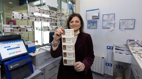 Mar�a Eir�s lleva 32 a�os en la administraci�n de loter�a 2, Alexandra, de la r�a Desiderio Varela de Carballo.