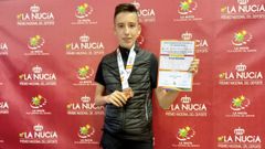 Daniel Pi�eiro, del Maniotas, con su medalla de bronce.