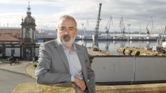 El profesor y experto Jordi Tresserras, frente al Arsenal que dise�� su antepasado Jorge Juan