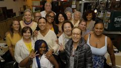 Residentes cubanos en A Coru�a celebraron el d�a de la Virgen del Cobre en el bar Cuba Aqu�, en A Sardi�eira