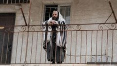 Un ultraortodoxos, durante el rezo de la ma�ana en Mea Shearim, a las afueras de Jerusal�n