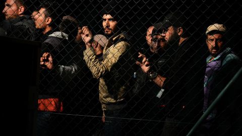 Tres noches en la frontera de Croacia y Eslovenia. Un grupo de refugiados de pa�ses como Siria, Irak, Ir�n o Afganist�n son detenidos en una valla en la autopista de la frontera de Croacia y Eslovenia, lugar donde fueron obligados a pasar tres noches con la �nica ayuda de voluntarios que les acercaban comida y tiendas. 