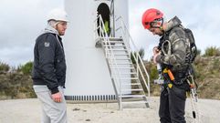 Trabajos en un parque e�lico de EDP, que ofrece pr�cticas en sus instalaciones de Mux�a y Dumbr�a