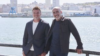Bjarke Ingels (izquierda), y Lucas D�az, con el muelle de Calvo Sotelo al fondo