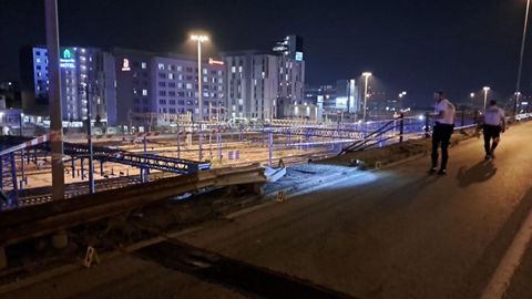 Miembros del equipo de rescate iluminan la zona alta del accidente, en la parte elevada del viaducto desde la que cay el autobs