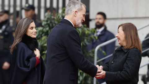 El rey Felipe VI saluda a la presidenta del Congreso, Francina Armengol